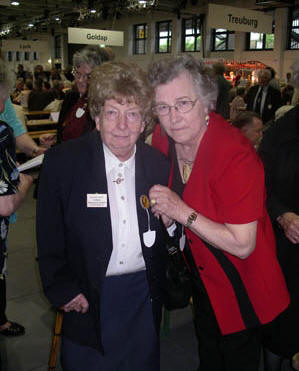 Links: Geschäftsführerin Hildegard Knutti, rechts: Kirchspielvertreterin Kaimen, Ilse Hunger