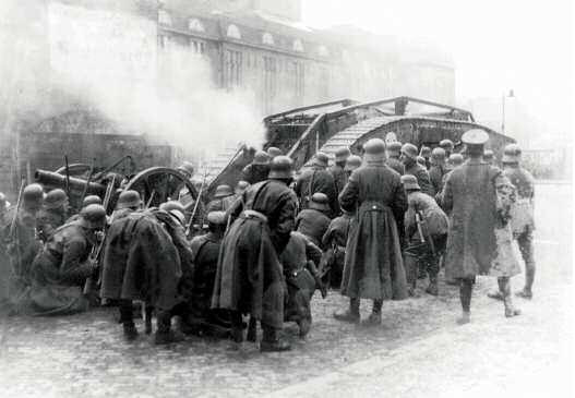 Selbst schwere Waffen wie Panzer kamen im Häuserkampf zum Einsatz: Bei Kämpfen gegen aufständische Arbeiter im Scheunenviertel gehen regierungstreue Soldaten hinter einem im Krieg erbeuteten britischen Mark IV in Deckung.