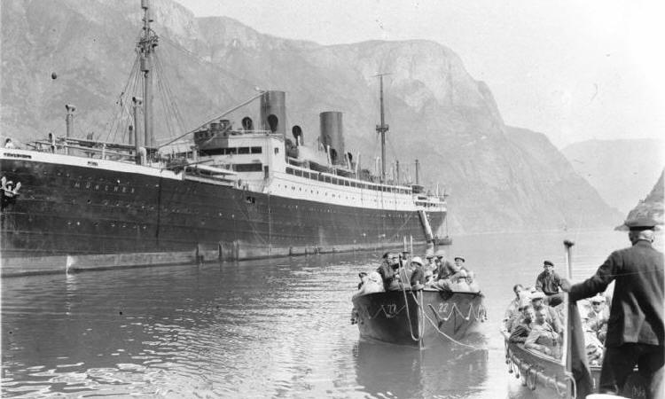 Die Steuben (1925, noch als München) beim Ausbooten während eine Polarfahrt.