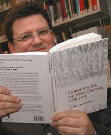Ingo Haar und das ausgezeichnete Buch. - Foto: © TU-Pressestelle.