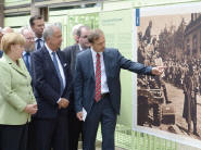 Stiftungsdirektor Manfred Kittel führt Bundeskanzlerin Angela Merkel und Kulturstaatssekretär Bernd Neumann (beide CDU) durch eine Ausstellung Foto: picture alliance / dpa