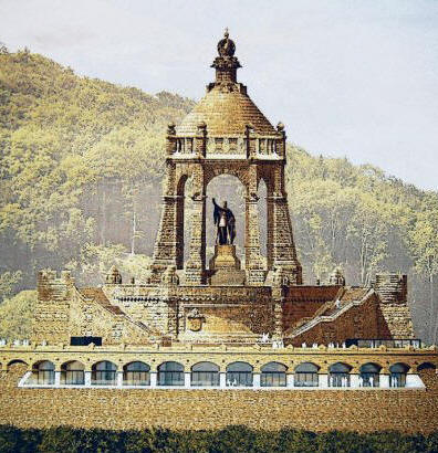 So soll es bald am Kaiser-Wilhelm-Denkmal aussehen: Die Ringterrasse wird wieder komplett aufgebaut und beherbergt einen Gastronomiebetrieb sowie ein Infozentrum. MT- - © Repro: Peter Bastian Architekten BDA