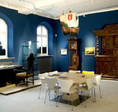 Schiffsrumpf im Museum: Eine zuweilen überraschende Ausstellungsarchitektur im Westpreußischen Landesmuseum -hier ein Blick in das sogenannte "Danzigzimmer"- soll die Begegnungen mit der deutsch-polnischen Kulturregion noch interessanter machen.