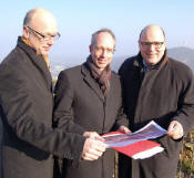 Machten sich vor Ort ein Bild von den anstehenden Arbeiten an der Ringterrasse: (v.l.) Bernd Hedtmann, Matthias Löb und Steffen Kampeter. MT-Foto: Carsten Korfesmeyer