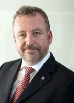 Inwiefern kann die derzeitige Flüchtlingskrise in ein vorstellbares Verhältnis mit vorherigen Krisen gesetzt werden? Bernd Fabritius, Präsident des Bundes der Vertriebenen, sieht gravierende Unterschiede zur Nachkriegszeit, bei den traumatischen Erlebnissen aber durchaus Parallelen.