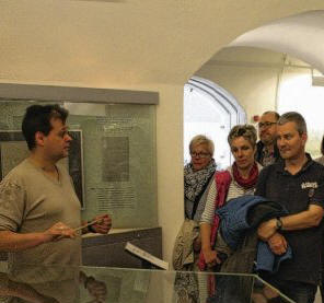 Sonderschicht: Marcus Stickdorn führte die zahlreichen Besucher durch die Ausstellung. Foto: Martin Steffen
