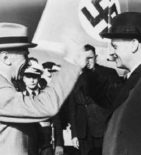Reichsaußenminister Joachim von Ribbentrop (rechts) vor der Unterzeichnung des Hitler-Stalin-Paktes im Jahr 1939