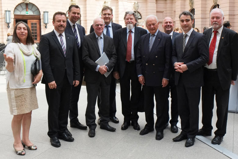 Gruppenfoto mit Bundestagspräsident (v.l.n.r.): Dr. Maria Werthan, Dr. Bernd Fabritius MdB, Stephan Mayer MdB, Prof. Dr. Norbert Lammert MdB, Steffen Hörtler, Milan Horáček, Reinfried Vogler, Hartmut Koschyk MdB, Stephan Rauhut und Albrecht Schläger.