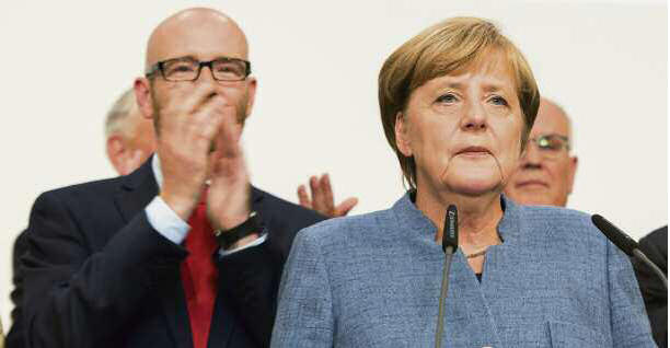 Bescherte der CDU ein historisches Debakel: Kanzlerin Angela Merkel am Abend der Bundestagswahl. - Bild: Imago Bescherte der CDU ein historisches Debakel: Kanzlerin Angela Merkel am Abend der Bundestagswahl. - Bild: Imago
