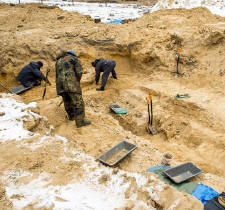 Die Gebeine eines Toten werden am 09.02.2017 in einem Massengrab nahe der Stadt Torun in Polen [Thorn / Westpr.] freigelegt. Mehr als 1.700 Soldaten aus dem Zweiten Weltkrieg sind dort geborgen worden. Es seien überwiegend Deutsche, wie an den Erkennungsmarken zu sehen sei, sagte ein Mitarbeiter von der für die Exhumierungen zuständigen Stiftung Gedenken in Warschau.