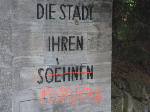 ...geschändetes Kriegerdenkmal...