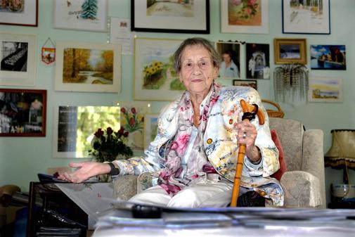 Auch mit 92 Jahren (2016) sprudeln bei Gerda Kinski die Ideen nur so: Die Kielerin schreibt nicht nur Geschichten und Gedichte, sondern liebt auch Sprüche berühmter Philosophen und hat über 1000 Witze im Kopf. Foto:: Thomas Eisenkrätzer